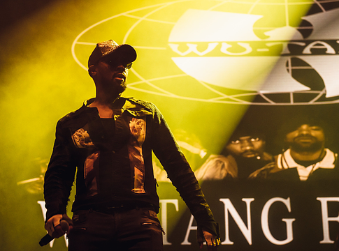 Wu-Tang Clan lép fel a döntő 4. meCCsének félidejében a Gardenben