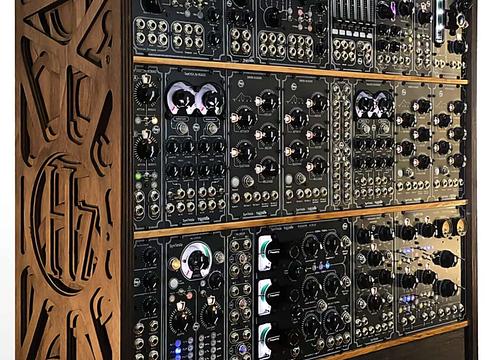 SynTesla megnyitotta online boltját: mostantól bárki vásárolhat a Hans Zimmer-féle moduláris szintiből