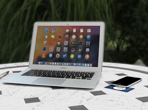 Brüsszel szigorít: az EU nyomás alá helyezi a techóriásokat a fiatalok online védelméért