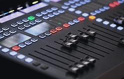 A KCAL-FM egyetlen nap alatt kirúgta teljes műsorvezetői csapatát