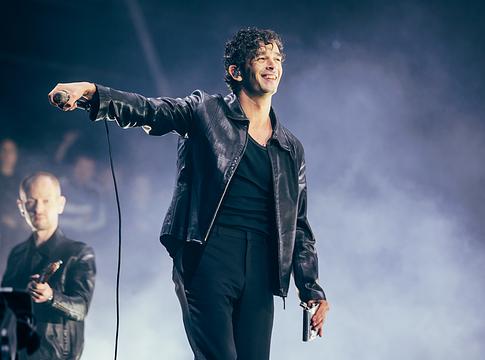 Matty Healy meglepetésfellépése Newcastle-ben – sztárok egy jó ügyért