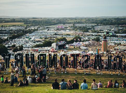 Bejelentették a 2027-es Glastonbury Fesztivál időpontját és elindult a jótékonysági jegysorsolás