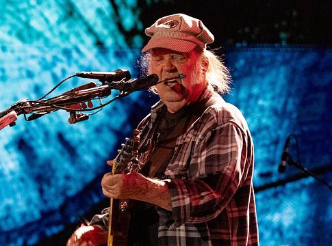Neil Young váratlan szólófellépéssel tért vissza Vancouverben