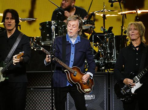 Paul McCartney váratlanul eljátszotta a Coming Upot az SNL zárásaként