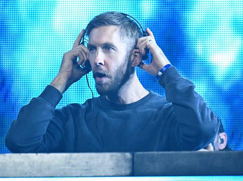 Egy pizzaszelet repült Calvin Harris közönségébe Belfastban