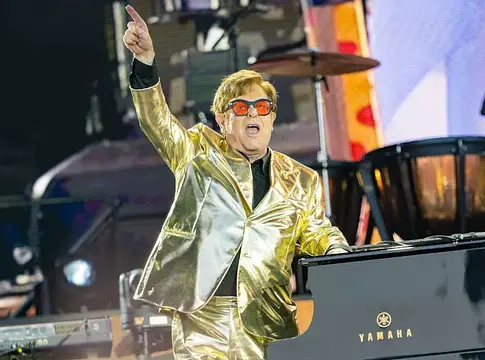 Elton Johnnak és Harry hercegnek 9,5 millió fontot kell fizetnie a Daily Mail kiadójának