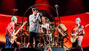 A Red Hot Chili Peppers a Warner Music Grouphoz adta a masterjeit, 300 millió dollárért