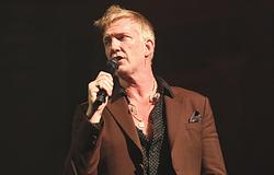 A Queens Of The Stone Age panaszvonalat indított: bárki felhívhatja a zenekart