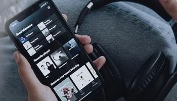 Spotify tisztázta az AI Persona-szabályokat: az AI‑segített mastering nem jár hátrasorolással
