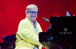 Elton John visszatért: 70 000 rajongó előtt lépett fel a szingapúri Forma–1-en