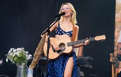 Maisie Peters a Florescence-szel a The O2 felé tart