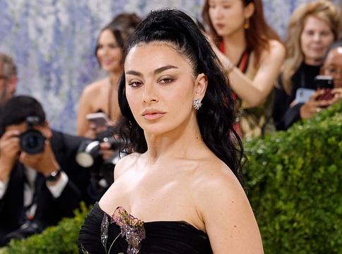 Charli XCX albumfilmje új szintre emeli a Music, Fashion, Film világát
