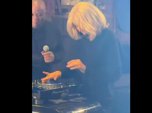 Brigitte Macron DJ-pult mögött: jótékonysági meglepetés Franciaország First Ladyjétől