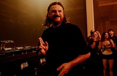 Solomun elvette egy rajongó telefonját a Pacha Ibizán, újra fellángolt a vita a klubok mobilhasználatáról