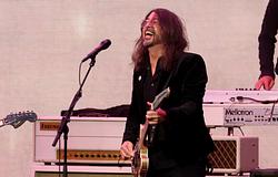 Foo Fighters lebegős Window-előadással járt Colbertnél