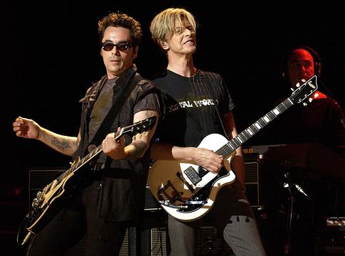 Earl Slick újra összehozza Bowie Glastonbury 2000-es zenekarát jótékony célra