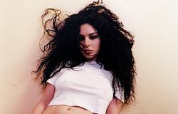 Charli XCX új filmje, The Moment friss trailert kapott