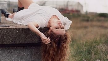 Rosie Carney a fiatalság emlékeihez nyúl vissza a Sixteen című új dalában