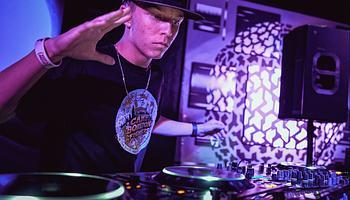 Mesophonic újragondolja a „Mamushi”-t – dubstep erődemonstráció 13 évesen