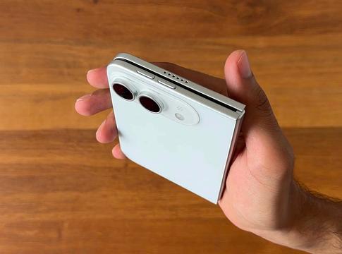 Apple hajlítható iPhone-ja? Egy új makett mutatja, milyen lehet a régóta pletykált készülék