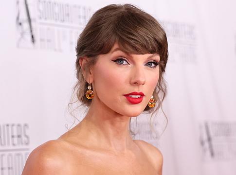 Taylor Swift SVU-nyomozóként lepte meg az Emmy közönségét