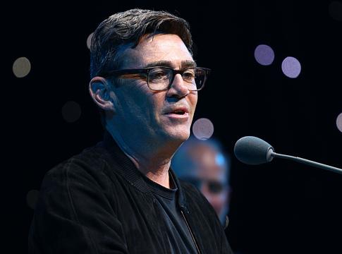 Andy Burnham vakrangsorban az Oasist tette az első helyre