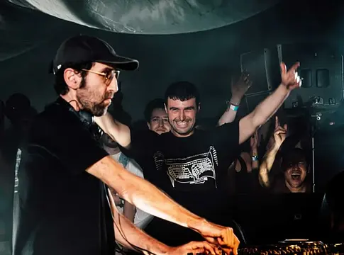 Fred again.. közzétette a teljes tracklistet és sztorikat a Thomas Bangalter b2b-ről