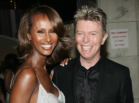 Iman ‘Blackstar’ tetoválással emlékezik David Bowie-ra halálának 10. évfordulóján