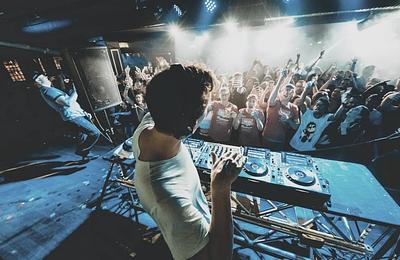 Teljes állás mellett DJ-zni: nem kudarc, hanem hosszú távú stratégia
