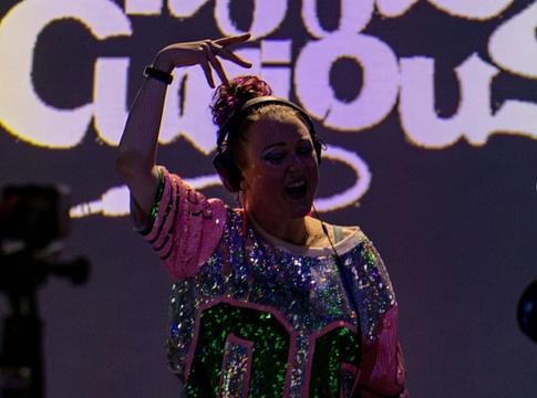 Lizzie Curious, Charlie Big és Shanie új klubfegyvere: Rub Ah Dub