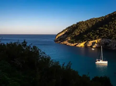 Rövid part menti séta, ami Ibiza másik arcát mutatja meg