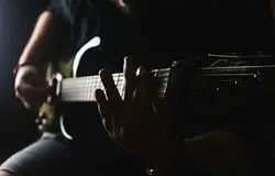 Udio keményen visszavág: két, alkotók által indított per megszüntetését kéri