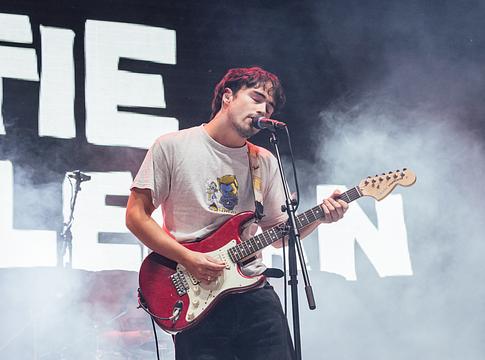 Alfie Templeman elhalasztja koncertjeit, hogy segítséget kérjen mentális egészsége miatt
