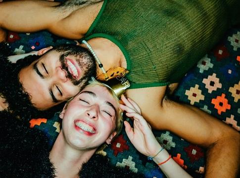 Miért nem kezdeményeznek a fiatal férfiak? – A megközelítési szorongás jelensége