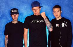 Blink-182: 25 éves újrakiadás jött a Take Off Your Pants And Jacketből, hat bónusszal