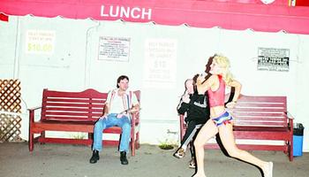 Amyl & The Sniffers country-koncertfilmet és élőlemezt jelentett be: Truth Or Consequence