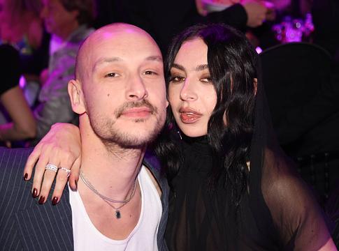 Charli XCX és George Daniel titkos londoni esküvője