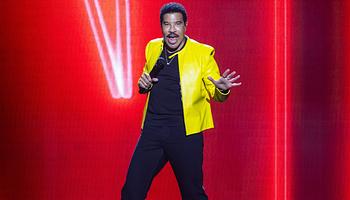 Lionel Richie odaszúrt Ushernek és Chris Brownnak: „Mi nem kerültünk börtönbe”