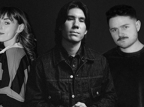GRYFFIN AVELLO-val és Sasha Alex Sloan-nal hozta ki az érzelmes Without You-t