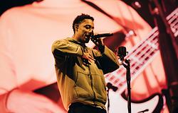 Loyle Carner J.K. Rowlingtól és a szélsőjobbtól is elhatárolódott Readingben