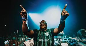 Carl Cox 2026-ban ismét visszatér az [UNVRS] Ibizára