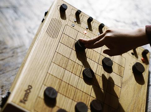 Tembo: játékos hardveres szekvenszer, amely mindenki számára megnyitja a zenealkotást