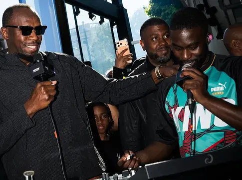 Usain Bolt beugrott DJ AG mellé a pultba a London Marathon pop-upján