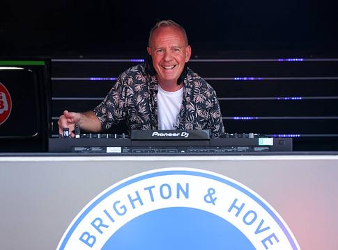 Fatboy Slim rögtönzött szettet játszott a brightoni antifasiszta felvonuláson