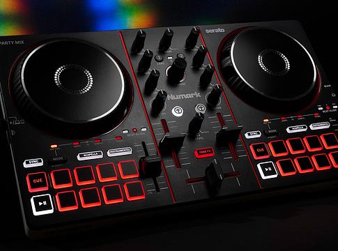 Numark Party Mix III és MixTrack Go: két új DJ-kontroller érkezik kezdőknek és mobil DJ-knek