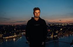 Megérkezett Martin Garrix és a U2 közös Fireflies videója