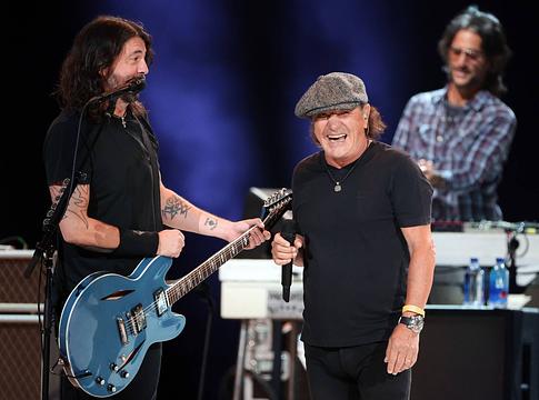 A Foo Fighters ismét az AC/DC előtt játszik – az egyszeri alkalomból gyorsan lett második