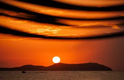 Teljes napfogyatkozásra készül Ibiza, különleges bulikkal ünneplik az égi jelenséget