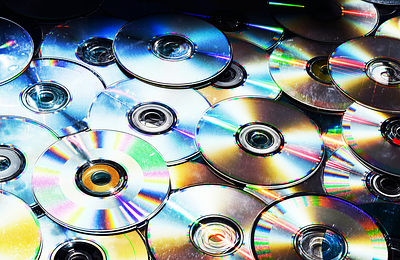 Felfüggesztett börtönt kapott az illegális mix-CD-k árusítója