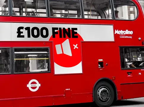 Angliában akár 100 fontos bírság járhat a buszon hangosan zenét hallgatóknak